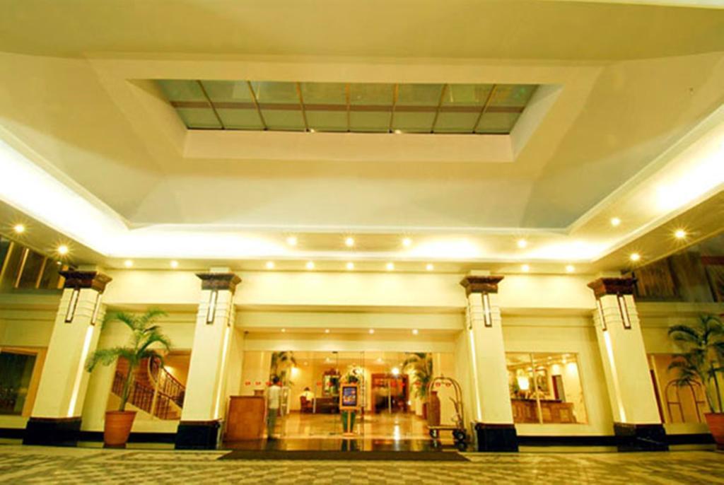 Hotel Gran Puri Manado Exterior foto